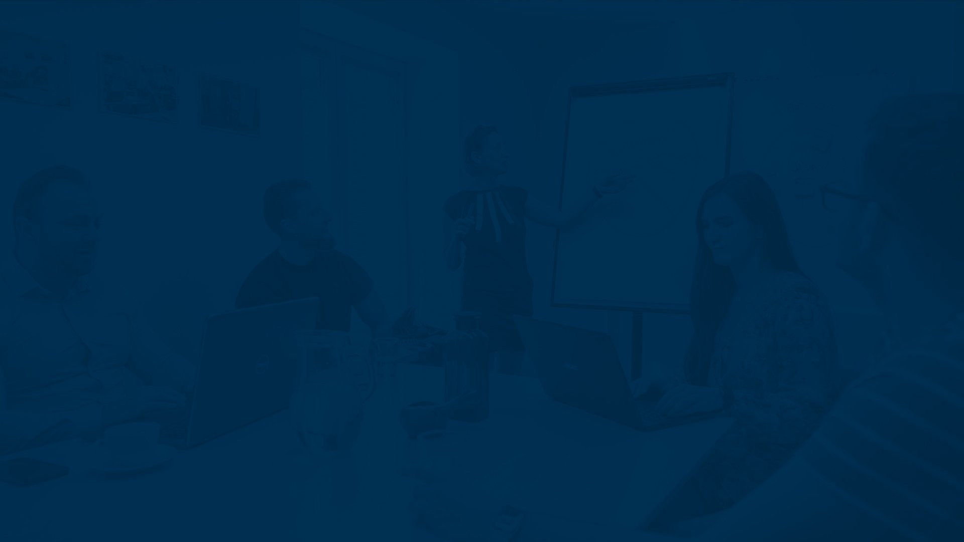 Porada týmu s prezentací nápadů a strategií na flipchartu Porada týmu s prezentací nápadů a strategií na flipchartu