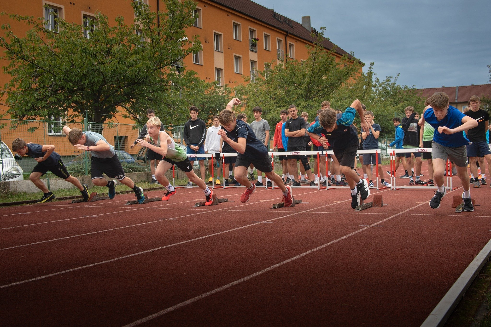 Mladí sportovci vyrážejí ze startovacích bloků
