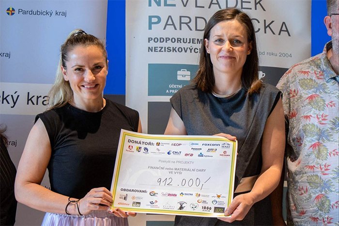 Předávání šeku na částku 912 000 Kč